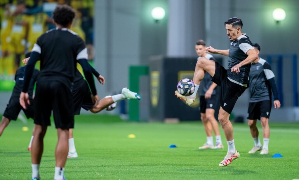 Al Taawoun players during a training session ahead of their match against Al Raed_ Al Taawoun vs. Al Raed Live score_ Proleaguefootballsaudi.com